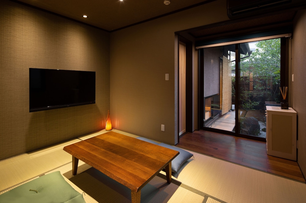 京町家一棟貸し リビング エリア1 | 奏 東寺南門