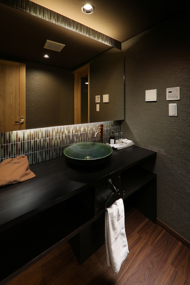 京町家一棟貸し バスルームのシンク1 | 奏 東寺南門