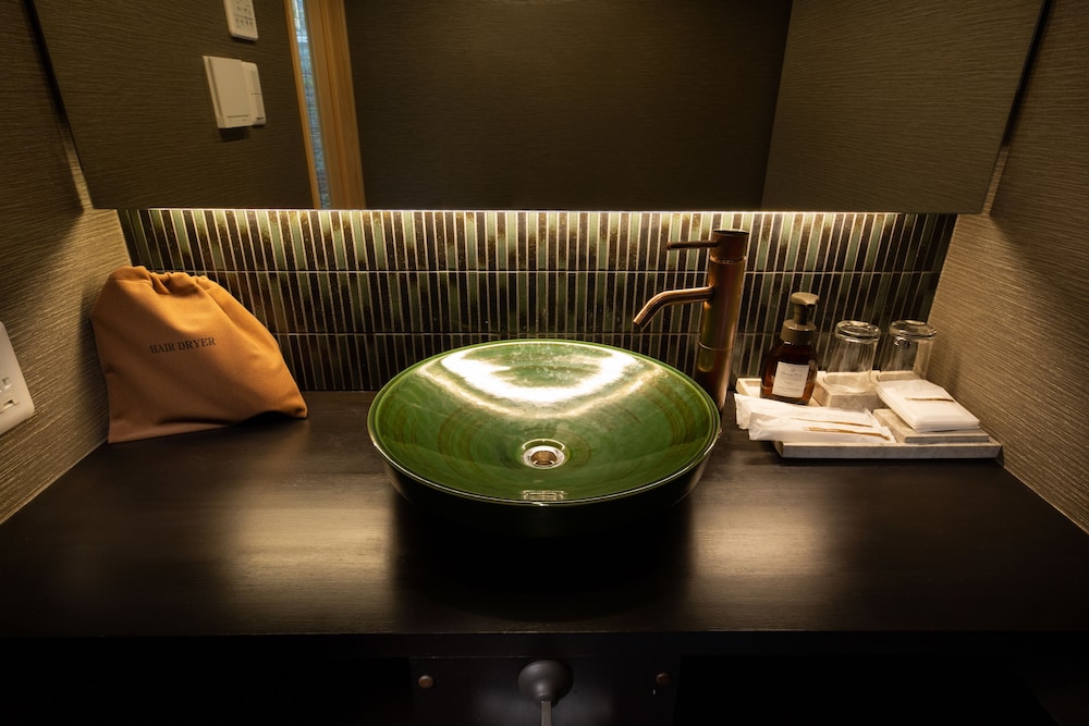 京町家一棟貸し バスルームのシンク0 | 奏 東寺南門