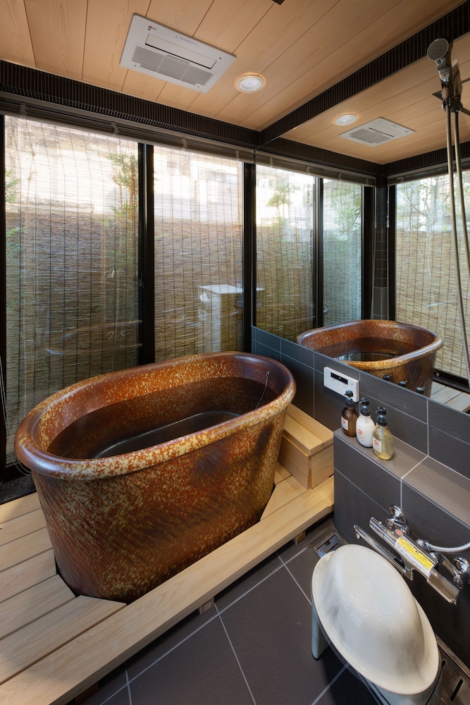 京町家一棟貸し 深めの浴槽1 | 奏 東寺南門