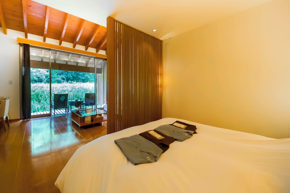 ハリウッドツイン, 麓花坊-ROKKABOU- [蕗の薹・堅香子・羊草] (半露天風呂付) 客室1 | 山人 - yamado -