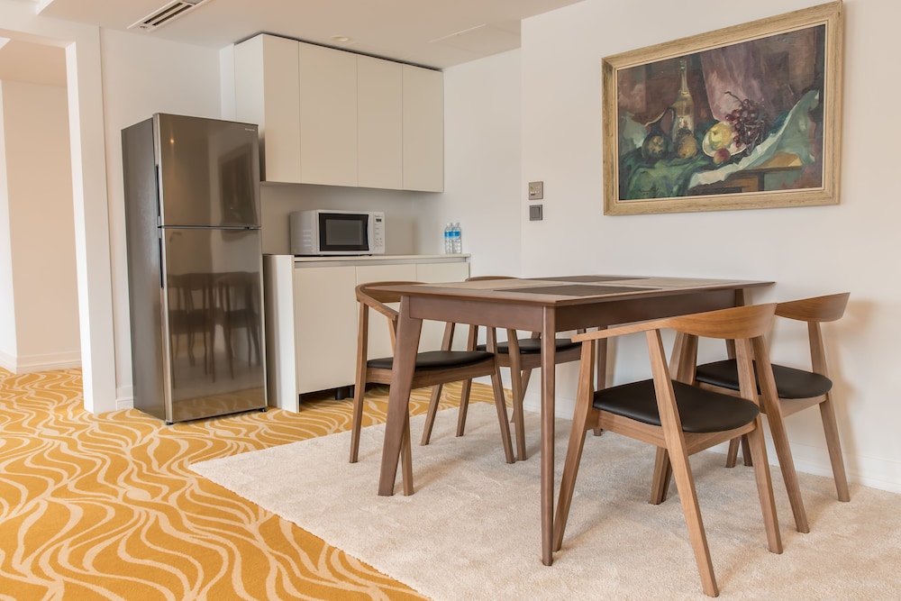 ファミリー スイート 1 ベッドルーム 客室内のダイニングエリア0 | IP CITY HOTEL Osaka