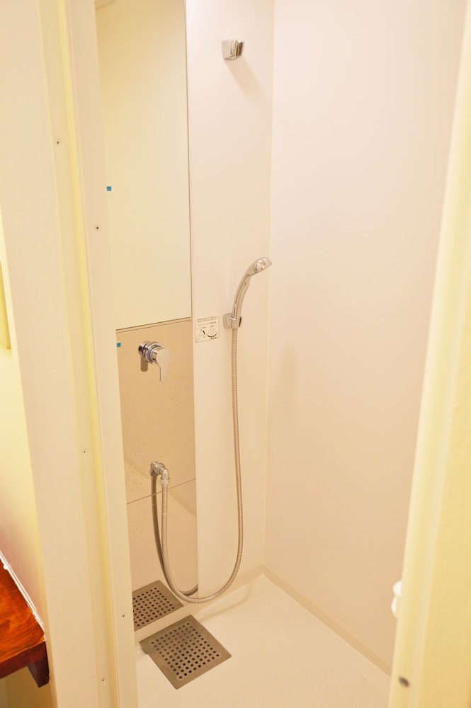 キッチン付きツインルーム 201 バスルームのシャワー0 | DOUCE