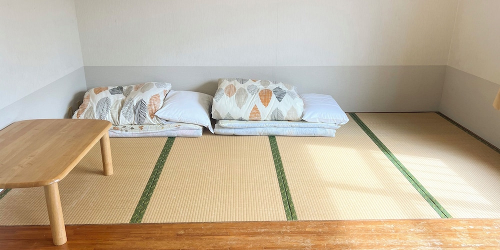 [喫煙可] 6名様まで可 グループ向けの和洋室 客室1 | ホテル山田荘