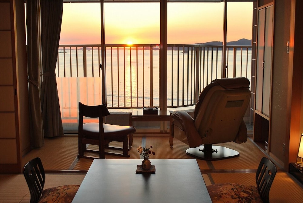 和室 10畳 広縁付 禁煙 客室2 | 潮彩きらら 祥吉