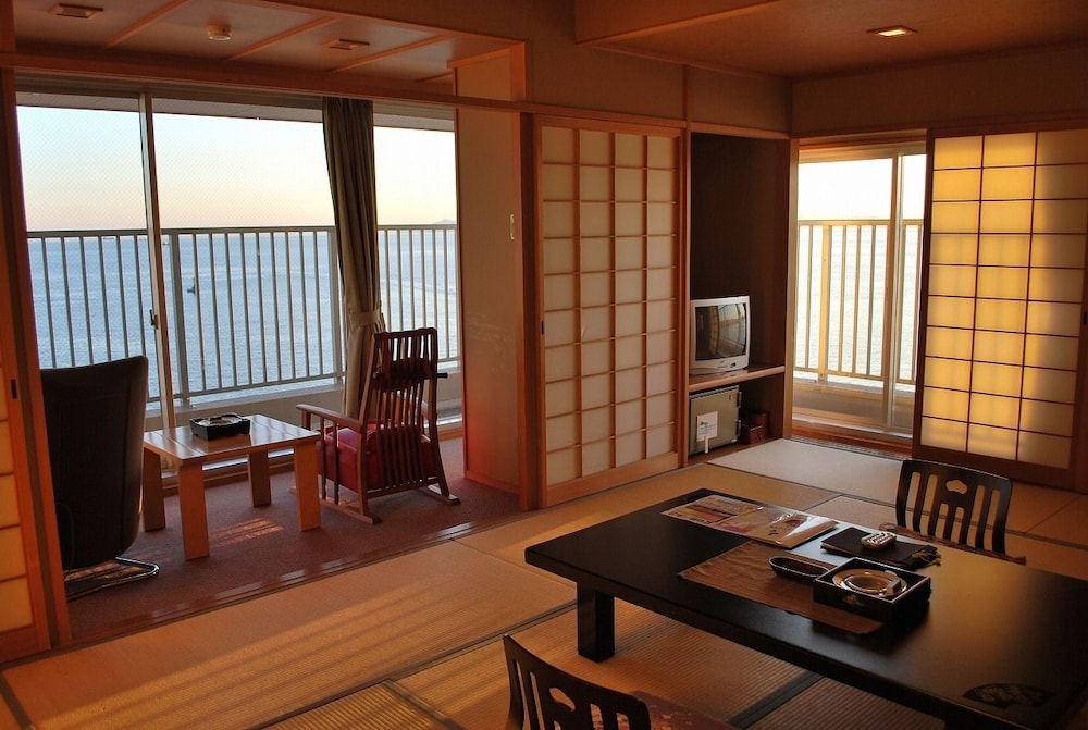 和室 10畳 広縁付 禁煙 客室3 | 潮彩きらら 祥吉