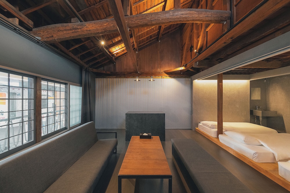 デラックス 6ベッド 商店街ビュー（旧川田和洋菓子店）(禁煙) | SEKAI HOTEL Deep Osaka Experience - ホステル