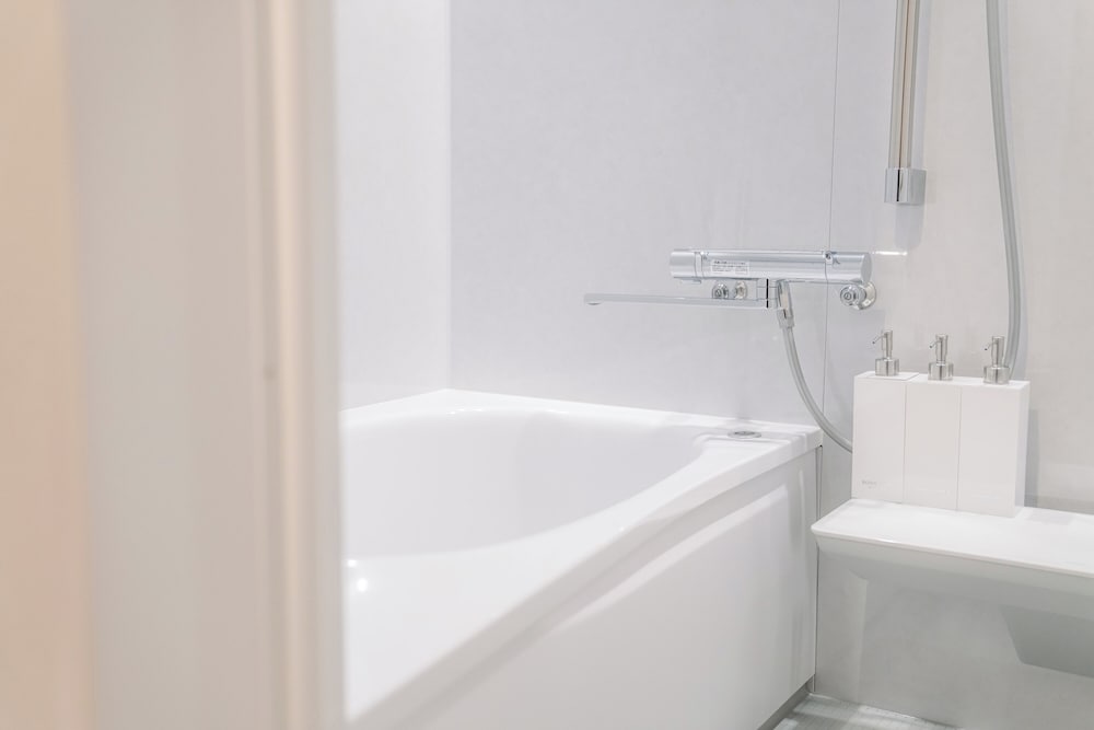 デラックス 6ベッド 商店街ビュー(旧ミセスの用品松屋)(禁煙) バスルーム0 | SEKAI HOTEL Deep Osaka Experience - ホステル