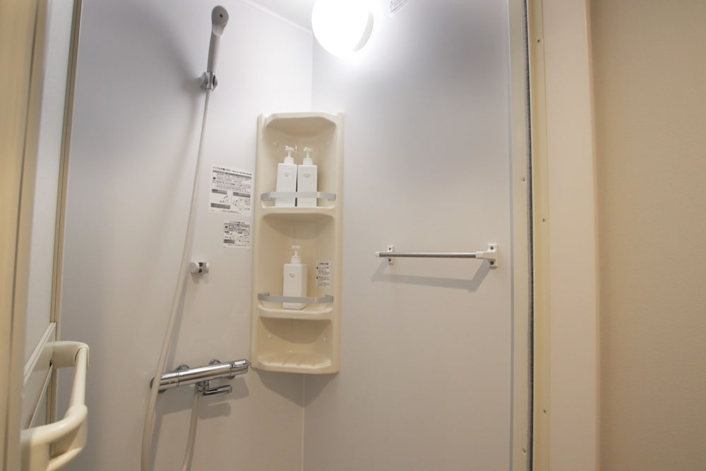 スタンダード ツイン(禁煙) 共用バスルーム1 | SEKAI HOTEL Deep Osaka Experience - ホステル