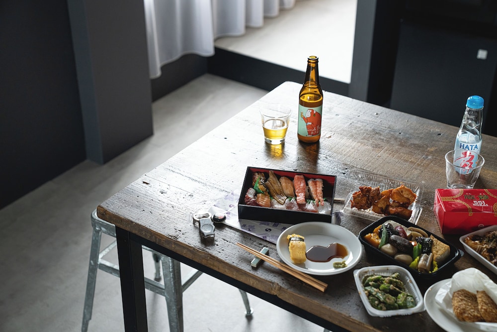 デラックス 6ベッド (禁煙) リビング エリア0 | SEKAI HOTEL Deep Osaka Experience - ホステル