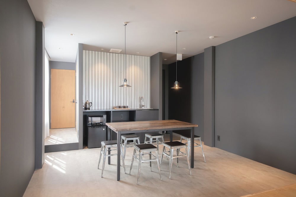 デラックス 6ベッド (禁煙) リビング エリア1 | SEKAI HOTEL Deep Osaka Experience - ホステル