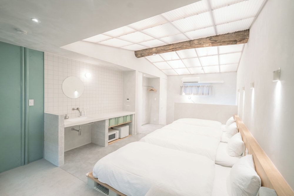 デラックス 6ベッド 商店街ビュー(旧ミセスの用品松屋)(禁煙) 客室3 | SEKAI HOTEL Deep Osaka Experience - ホステル