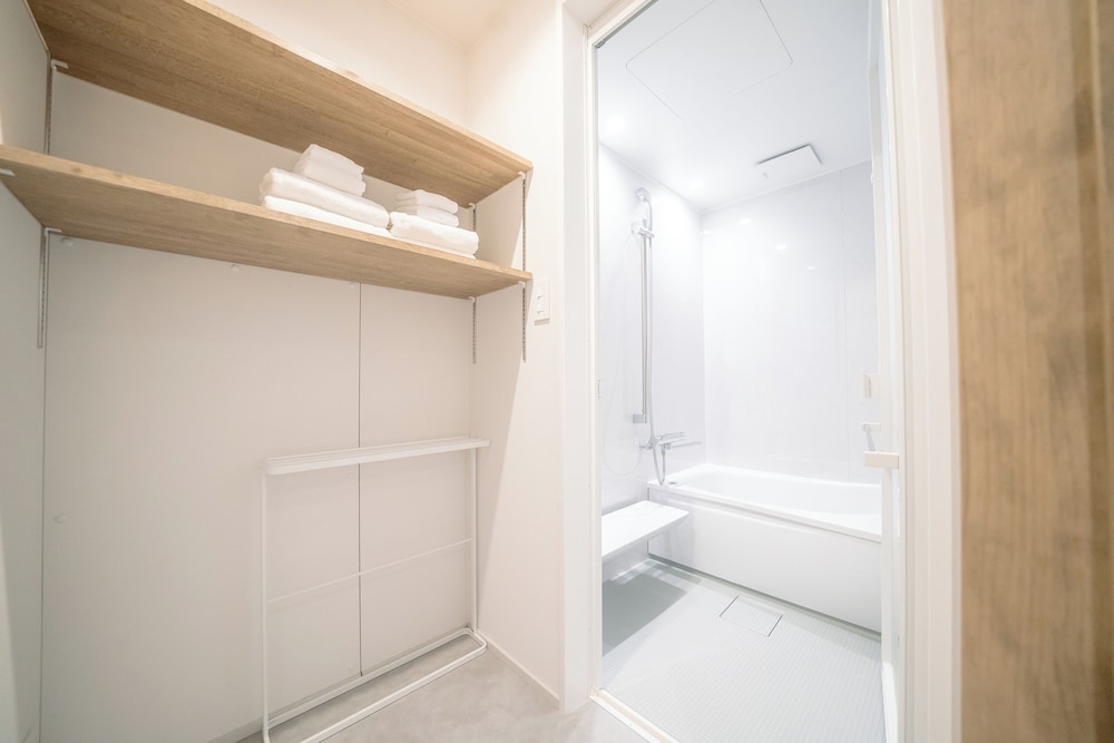 コンフォート 4ベッド (禁煙) バスルーム0 | SEKAI HOTEL Deep Osaka Experience - ホステル