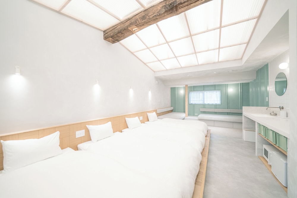 デラックス 6ベッド 商店街ビュー(旧ミセスの用品松屋)(禁煙) 客室1 | SEKAI HOTEL Deep Osaka Experience - ホステル