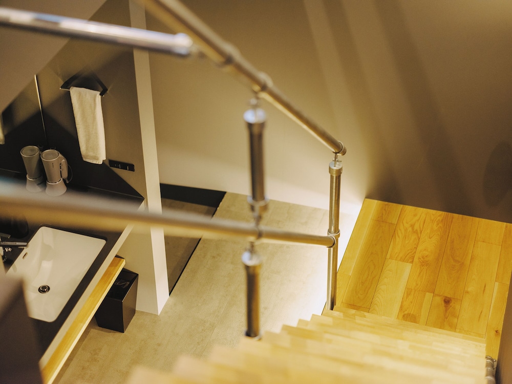 デラックス 6ベッド 商店街ビュー（旧川田和洋菓子店）(禁煙) バスルーム1 | SEKAI HOTEL Deep Osaka Experience - ホステル