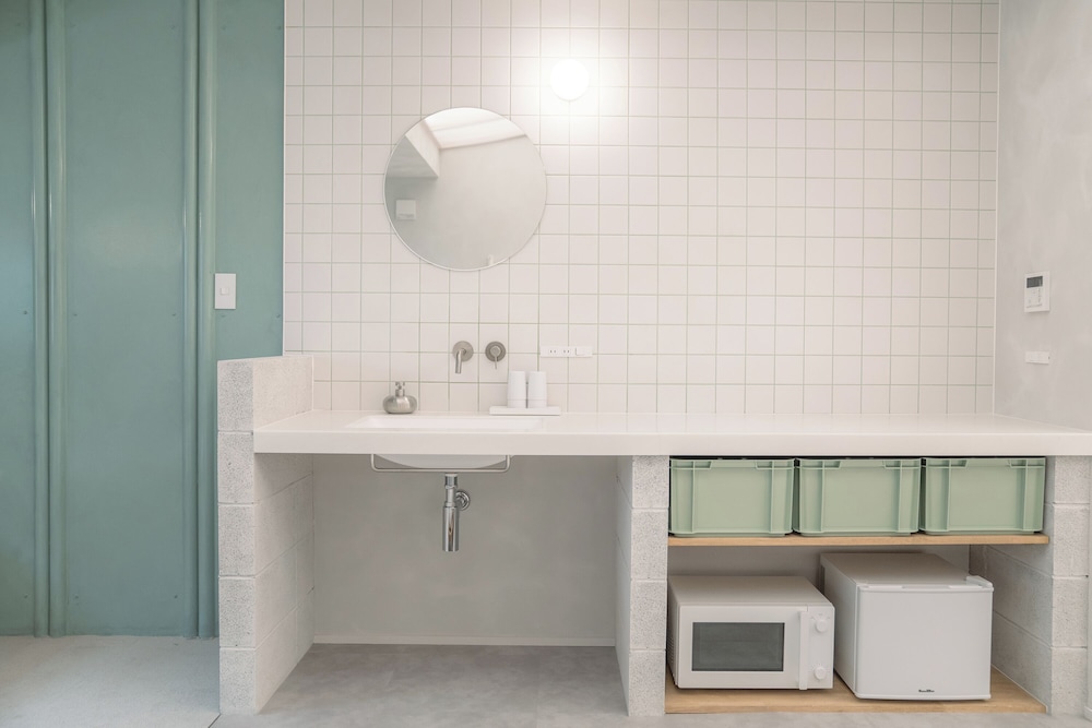 デラックス 6ベッド 商店街ビュー(旧ミセスの用品松屋)(禁煙) 客室2 | SEKAI HOTEL Deep Osaka Experience - ホステル