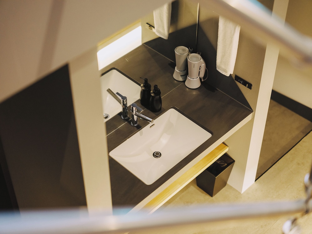 デラックス 6ベッド 商店街ビュー（旧川田和洋菓子店）(禁煙) バスルーム2 | SEKAI HOTEL Deep Osaka Experience - ホステル