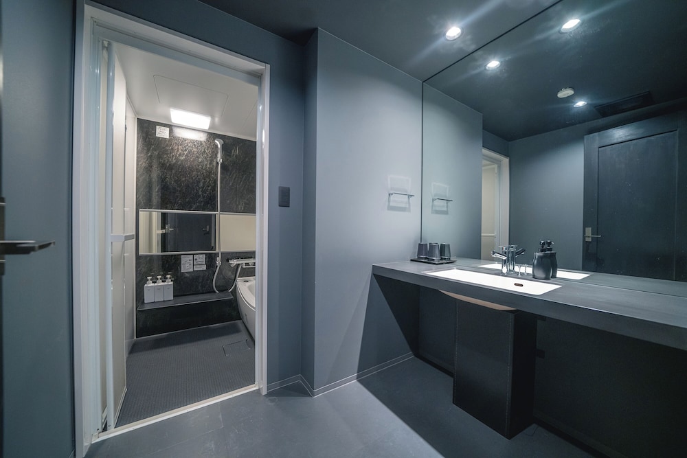 コンフォート 4ベッド (禁煙) バスルーム1 | SEKAI HOTEL Deep Osaka Experience - ホステル