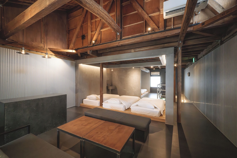 デラックス 6ベッド 商店街ビュー（旧川田和洋菓子店）(禁煙) 客室3 | SEKAI HOTEL Deep Osaka Experience - ホステル