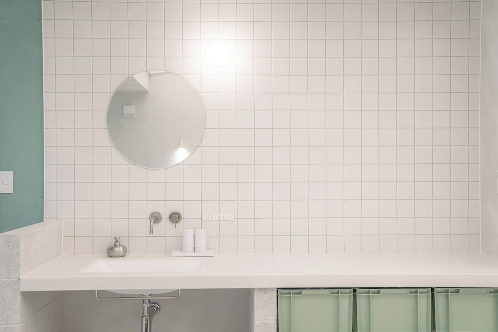 デラックス 6ベッド 商店街ビュー(旧ミセスの用品松屋)(禁煙) 客室5 | SEKAI HOTEL Deep Osaka Experience - ホステル