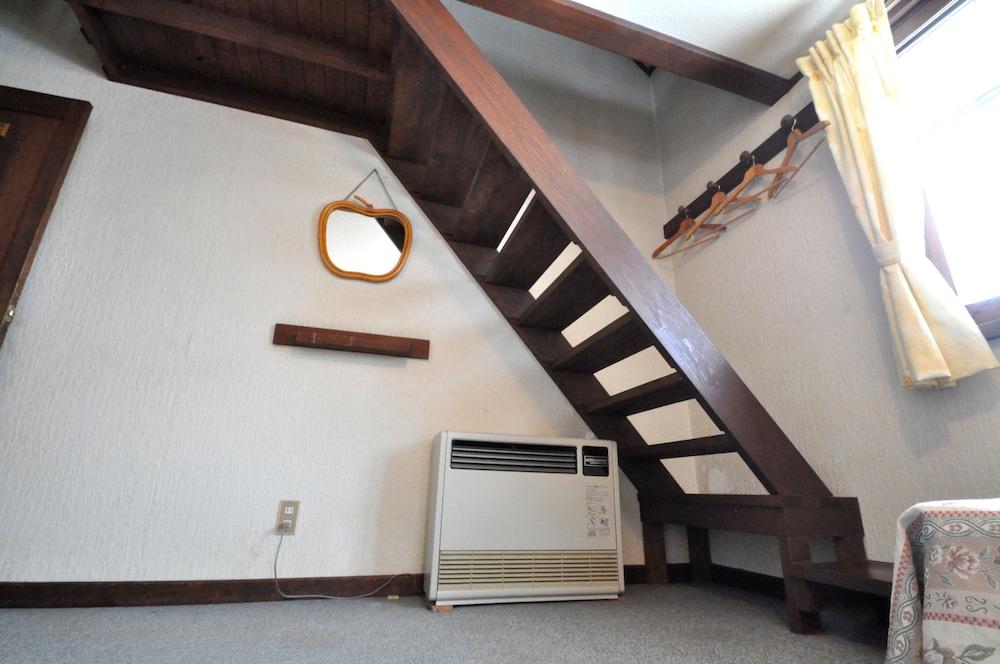 フォースルーム ロフト付　共用バスルーム 客室1 | ペンション リスの小屋