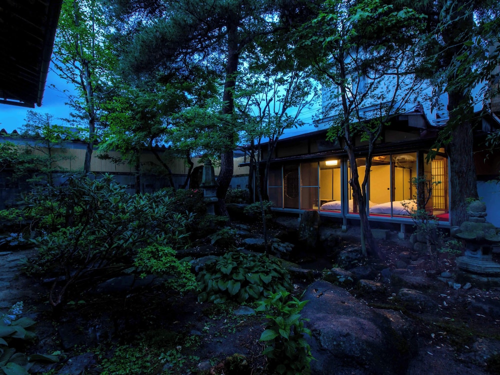 花見の間  専用トイレ/シャワールーム付 客室5 | 宿坊 善光寺