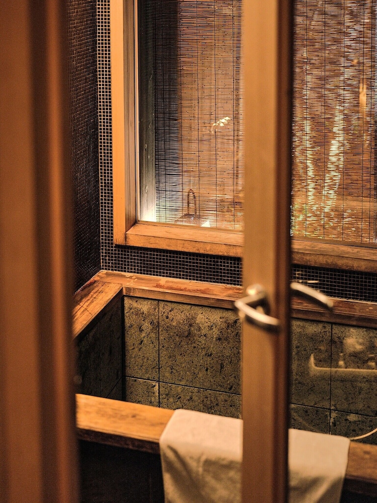 京町家一棟貸 バスルーム2 | 紡 三十三間堂