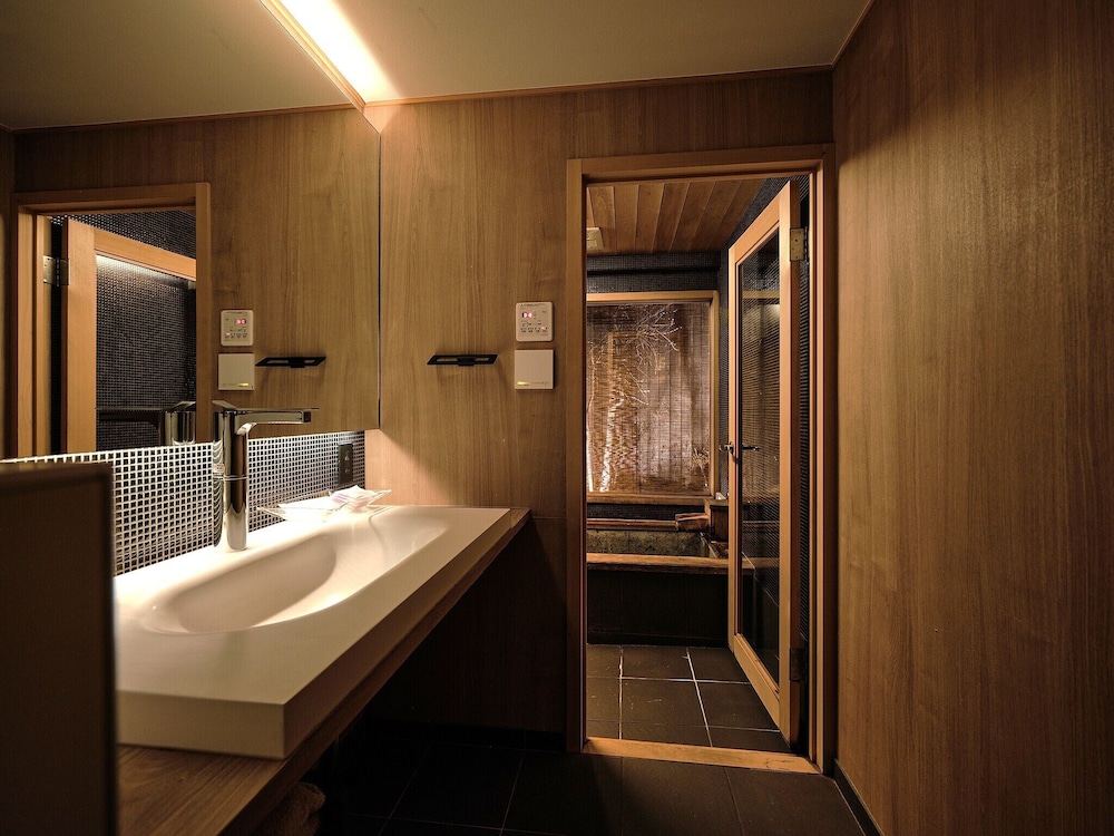 京町家一棟貸 バスルーム1 | 紡 三十三間堂