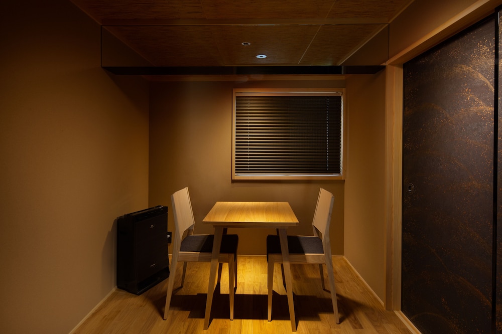 京町家一棟貸 客室内のダイニングエリア0 | 紡 三十三間堂