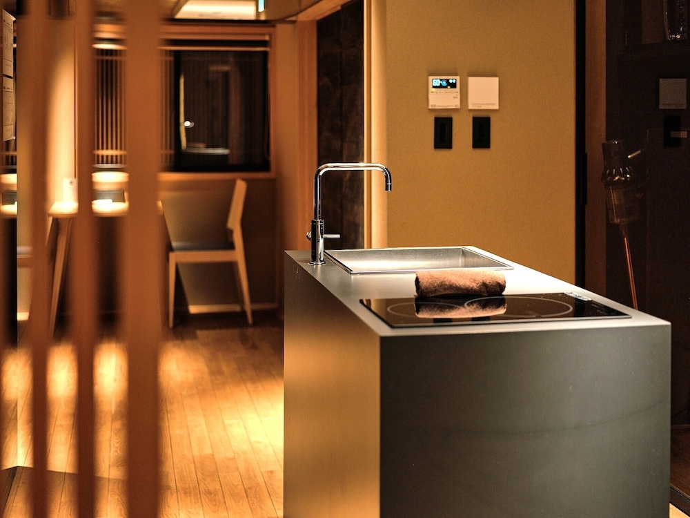 京町家一棟貸 専用キッチン1 | 紡 三十三間堂