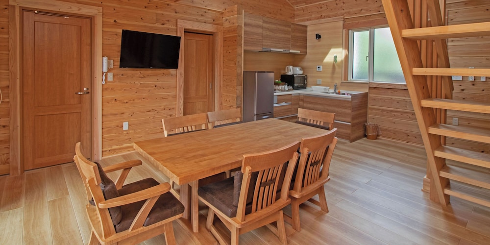 デラックス コテージ 1 ベッドルーム 客室内のダイニングエリア0 | 富士山リゾートログハウス ふようの宿