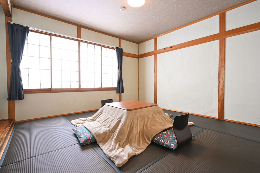 和室8畳 (4名用)(バストイレ共用,タオルなし,エアコンなし) 禁煙 客室10 | ヒュッテ ジル白樺湖