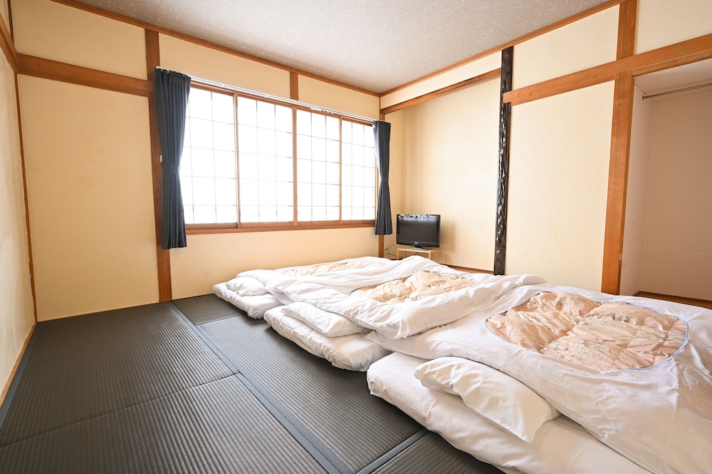 和室6畳 (2-3名用)(バストイレ共用,タオルなし,エアコンなし) 禁煙 客室8 | ヒュッテ ジル白樺湖