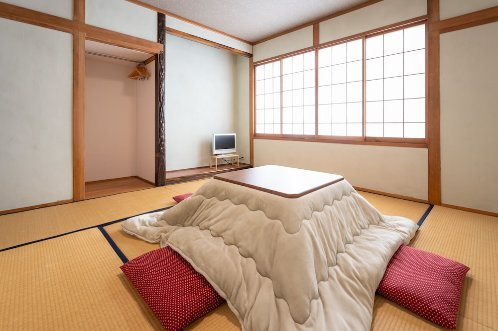 和室6畳 (2-3名用)(バストイレ共用,タオルなし,エアコンなし) 禁煙 客室6 | ヒュッテ ジル白樺湖