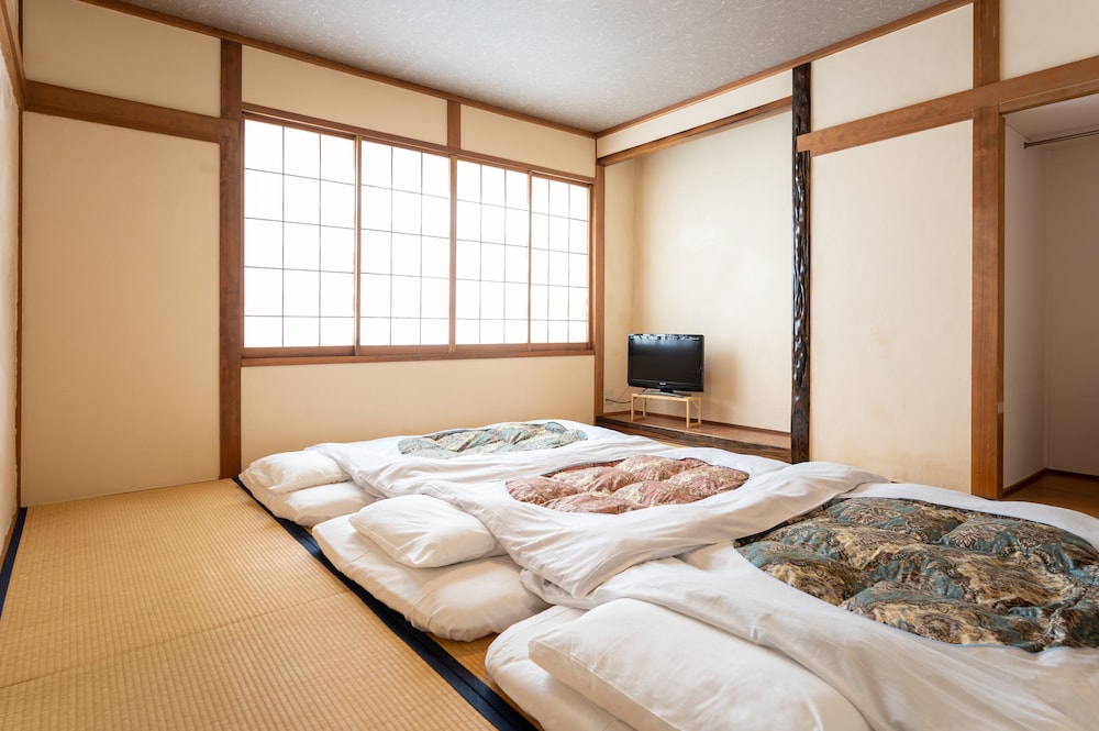 和室6畳 (2-3名用)(バストイレ共用,タオルなし,エアコンなし) 禁煙 客室5 | ヒュッテ ジル白樺湖