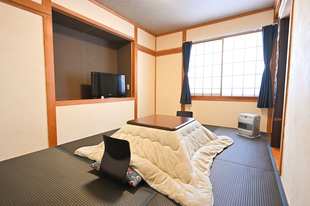 和室6畳 (2-3名用)(バストイレ共用,タオルなし,エアコンなし) 禁煙 客室9 | ヒュッテ ジル白樺湖