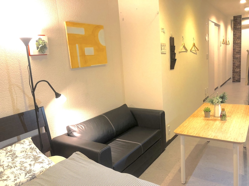 Room 101 号室 禁煙(専用シャワー、トイレ、テラス、最大6名様まで 客室1 | 東京アートハウス