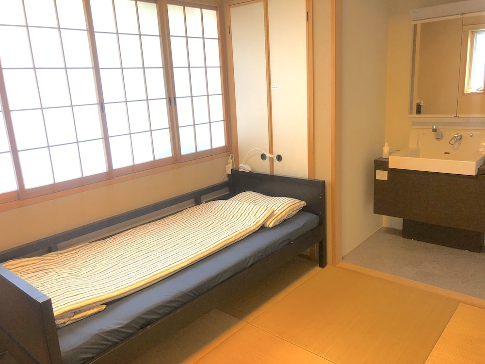 Room 301 ツインルーム 共用バスルーム 客室2 | 東京アートハウス