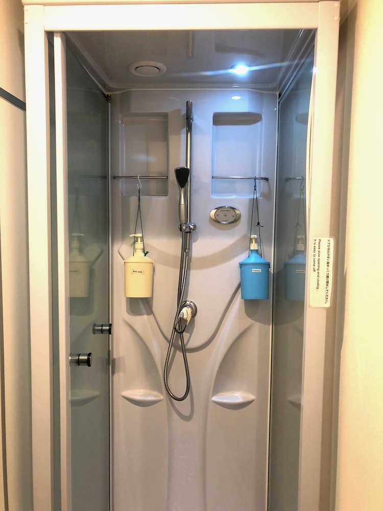 Room 301 ツインルーム 共用バスルーム バスルームのシャワー0 | 東京アートハウス