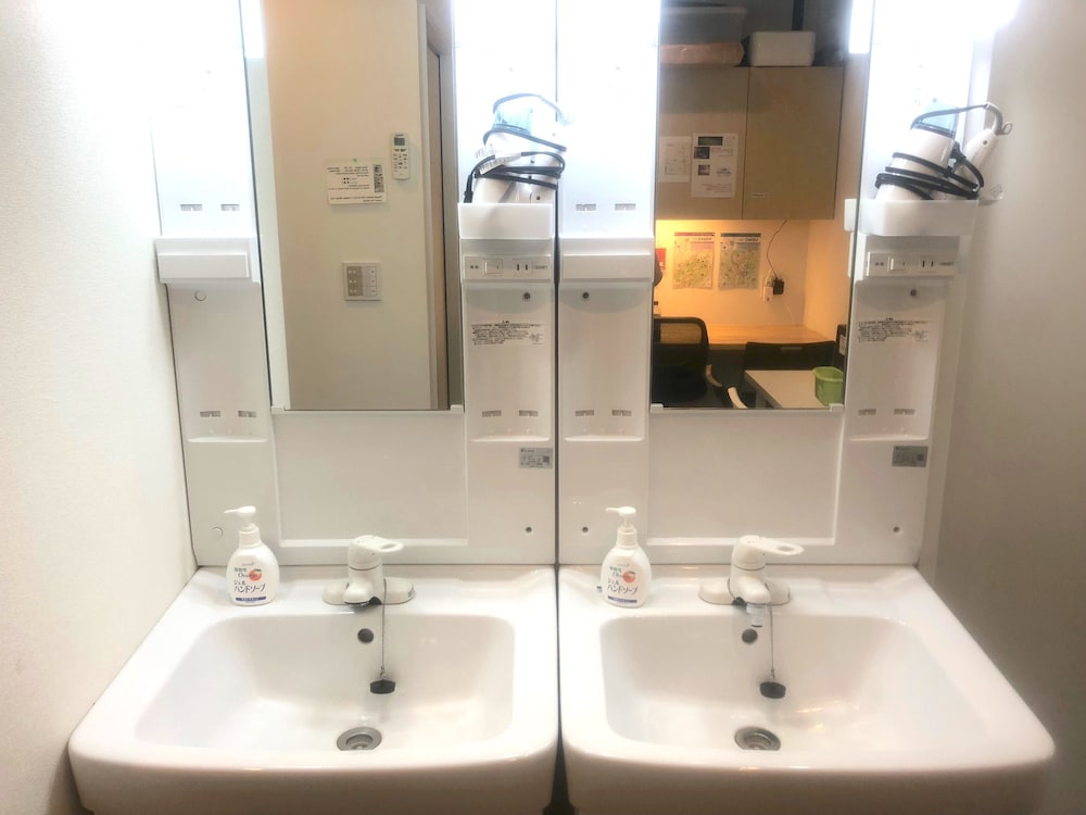 Room 101 号室 禁煙(専用シャワー、トイレ、テラス、最大6名様まで バスルームのシンク0 | 東京アートハウス