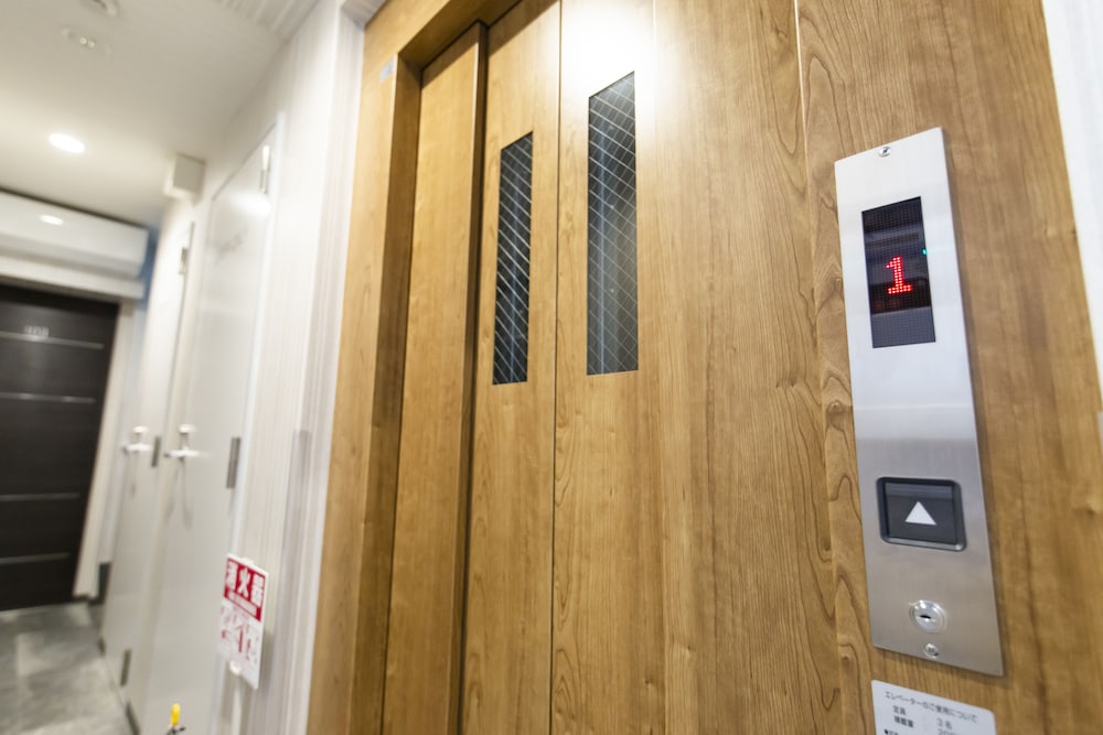 スタンダード ダブルルーム ダブルベッド 1 台 客室3 | GLOU 東新宿