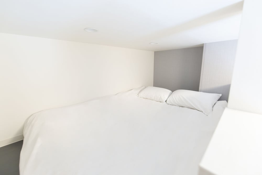 ダブルルーム ダブルベッド 1 台 (Loft) 客室5 | GLOU 東新宿
