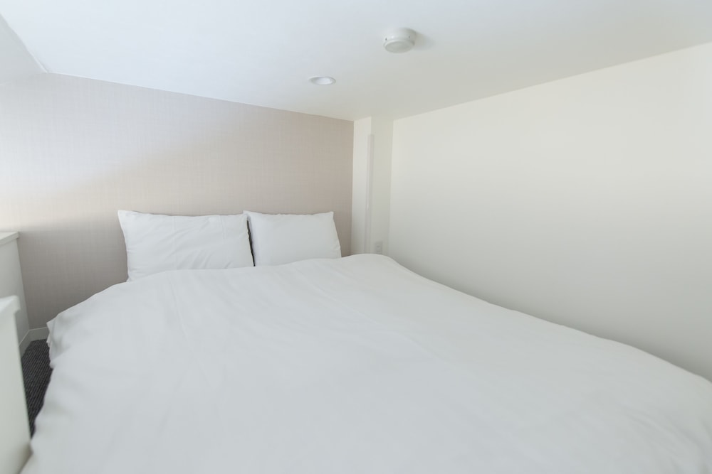 ダブルルーム ダブルベッド 1 台 (Loft) 客室4 | GLOU 東新宿