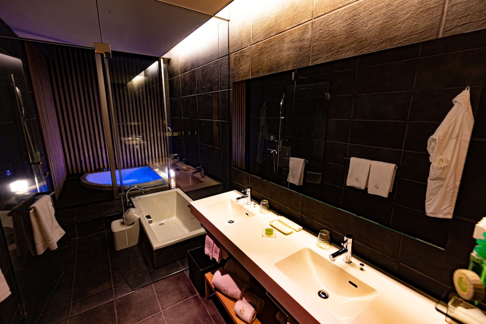 デラックス ツインルーム 客室の設備とサービス0 | ザ・メイビア宮崎