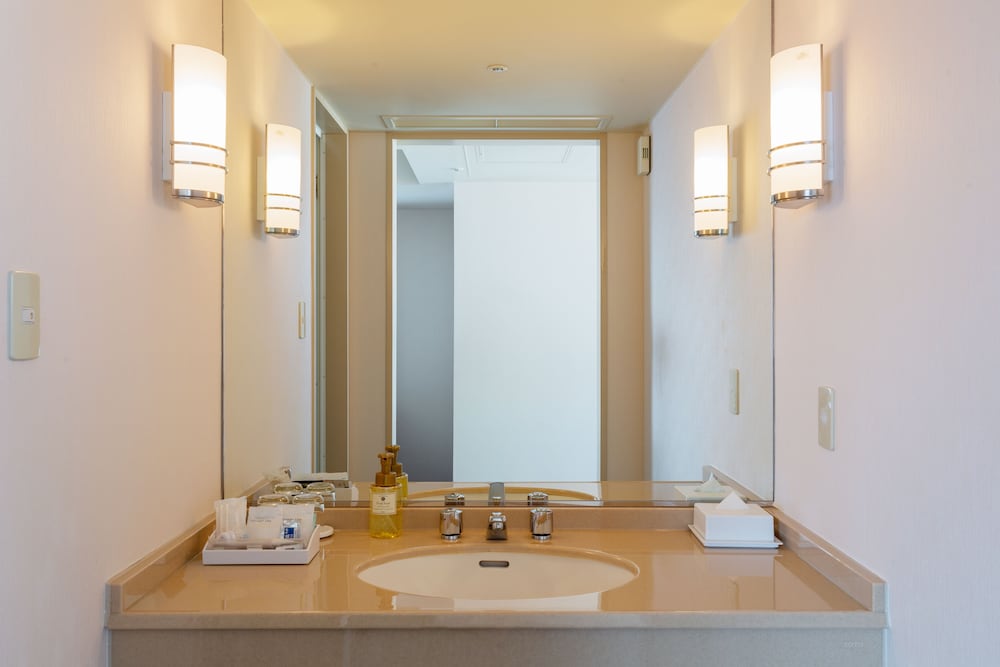 パノラミックデラックス ツインルーム バスルームのシンク0 | ホテルグランヒルズ静岡