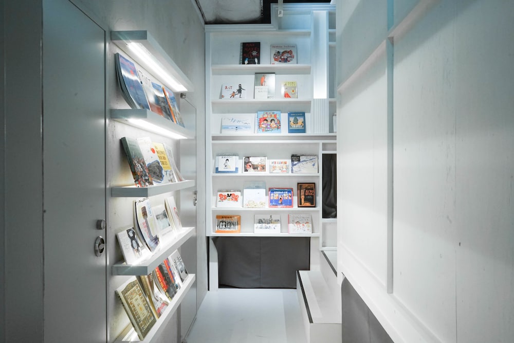 共同ドミトリー 2 ベッドルーム リビング エリア9 | BOOK AND BED TOKYO 心斎橋店