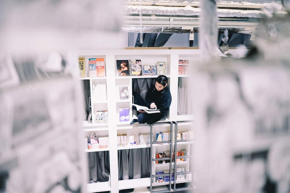 ドミトリールーム 男女共用 ダブル リビング エリア8 | BOOK AND BED TOKYO 心斎橋店