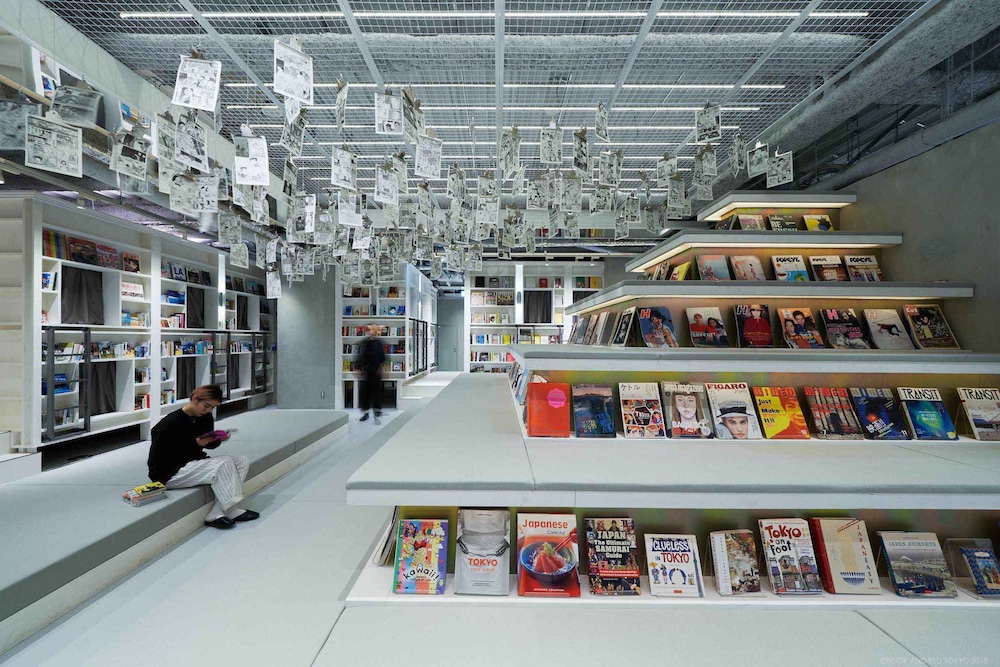 ドミトリールーム 男女共用 ダブル リビング エリア1 | BOOK AND BED TOKYO 心斎橋店