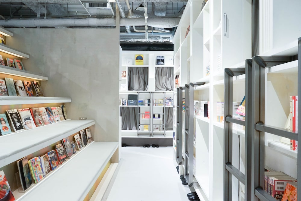 ドミトリールーム 男女共用 ダブル リビング エリア4 | BOOK AND BED TOKYO 心斎橋店