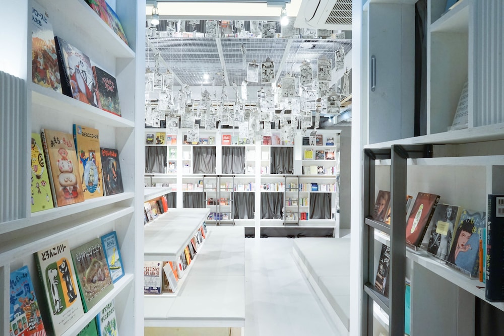 ドミトリールーム 男女共用 ダブル リビング エリア6 | BOOK AND BED TOKYO 心斎橋店